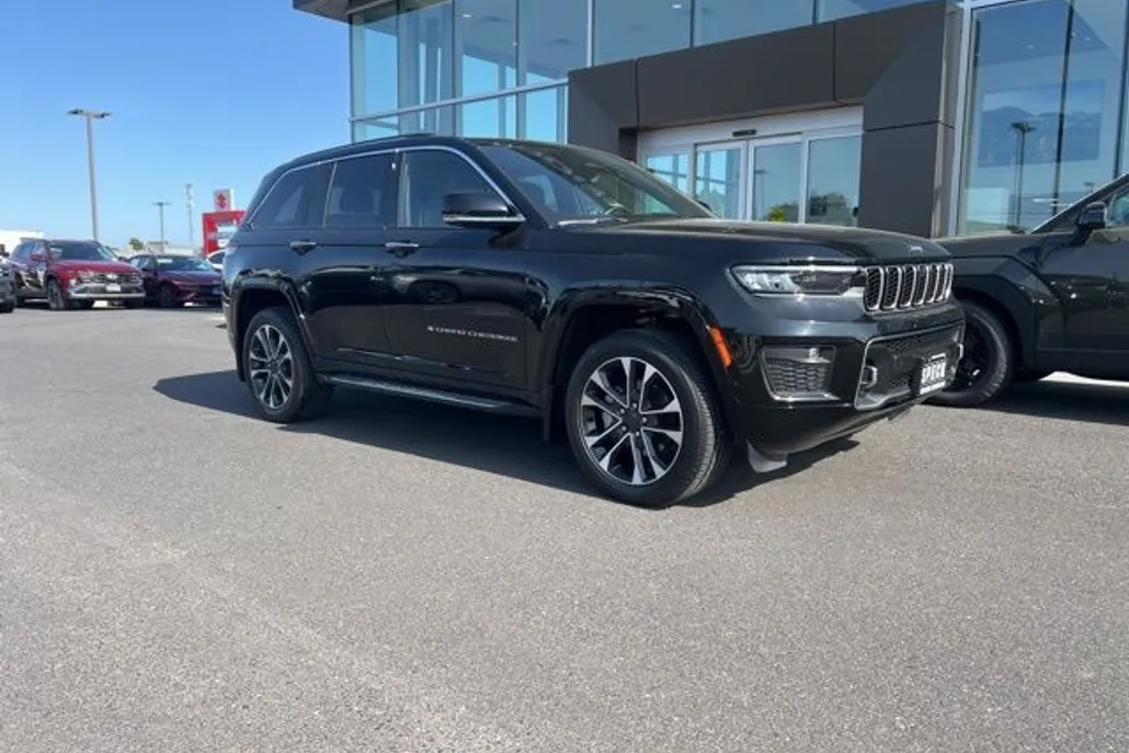 2023 Jeep Grand Cherokee Overland photo 1