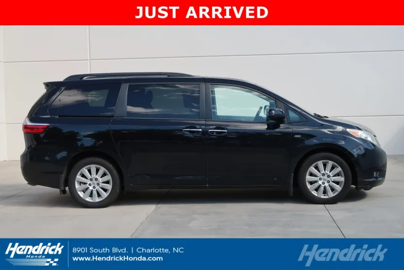 2016 Toyota Sienna XLE Premium photo 1