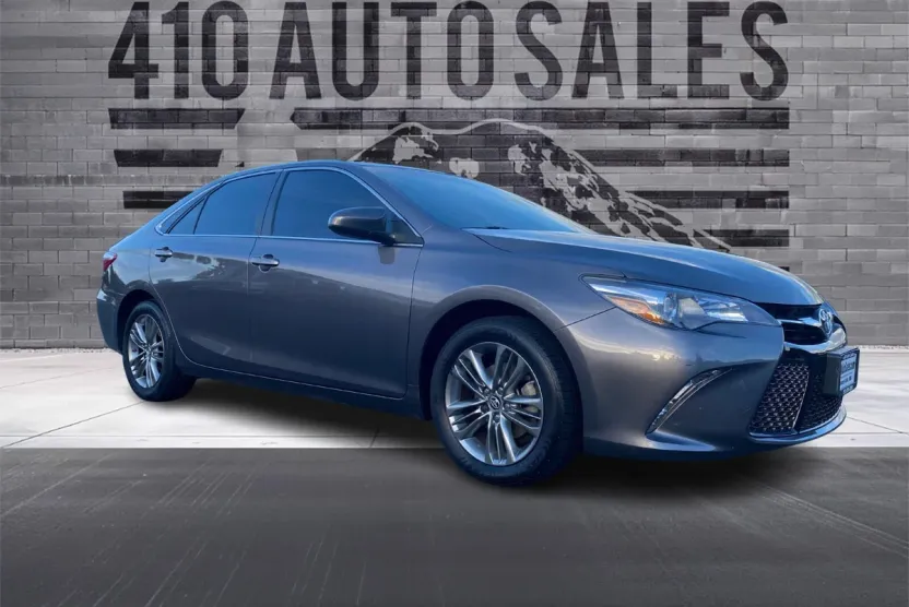 2017 Toyota Camry SE photo 1