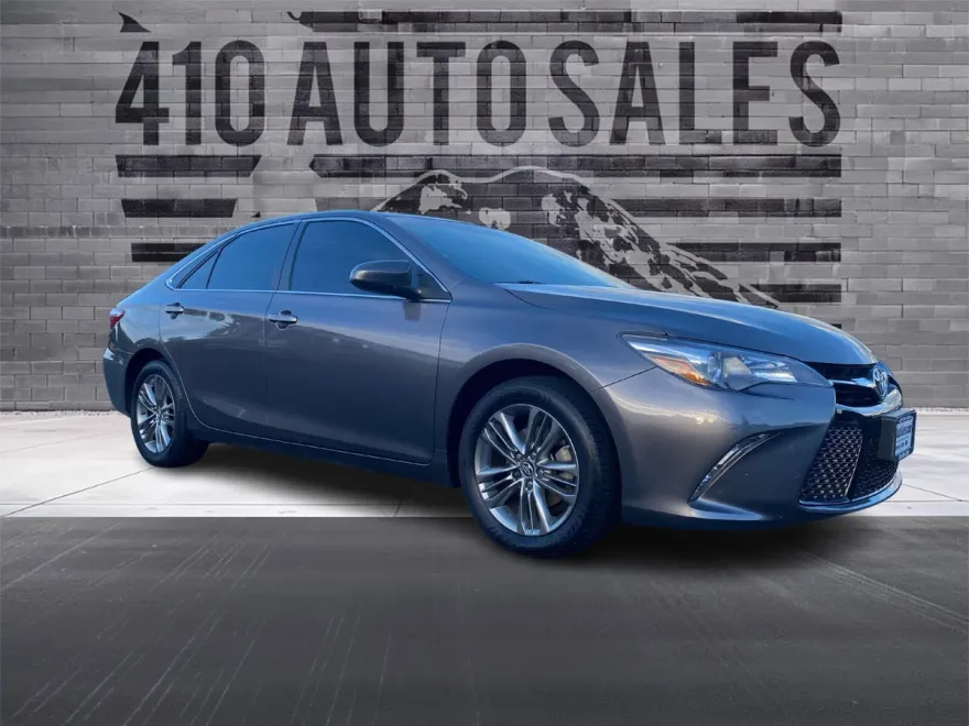 2017 Toyota Camry SE photo 1