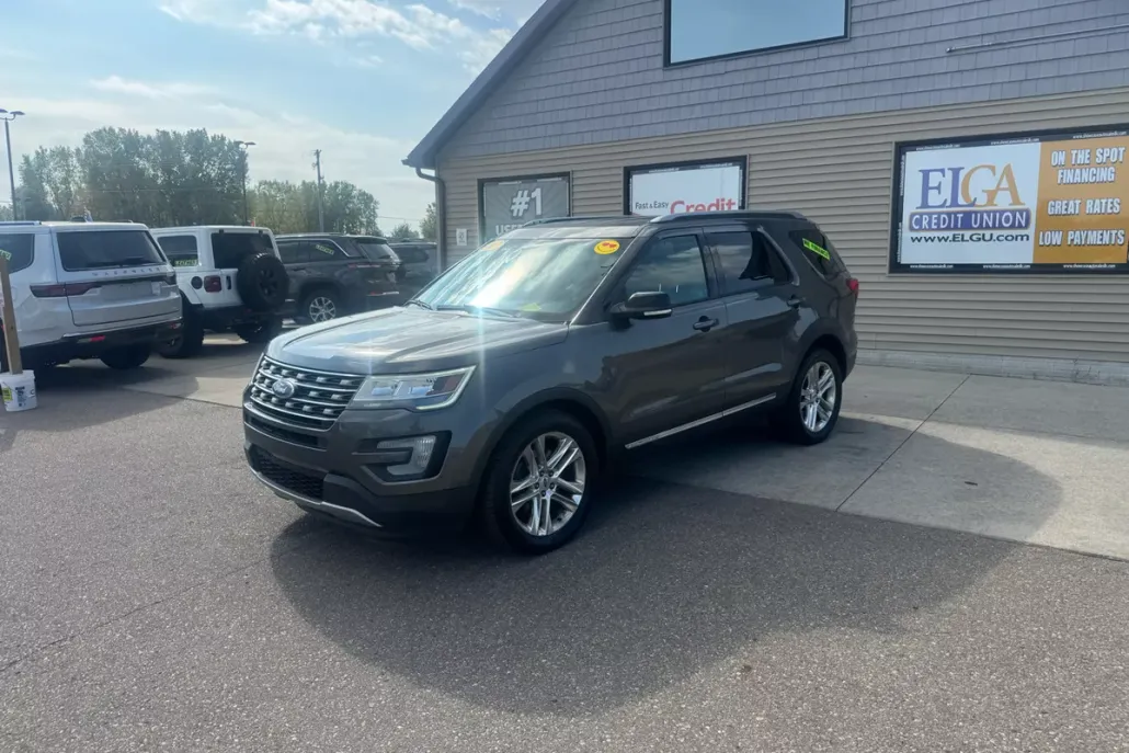 2016 Ford Explorer XLT photo 1