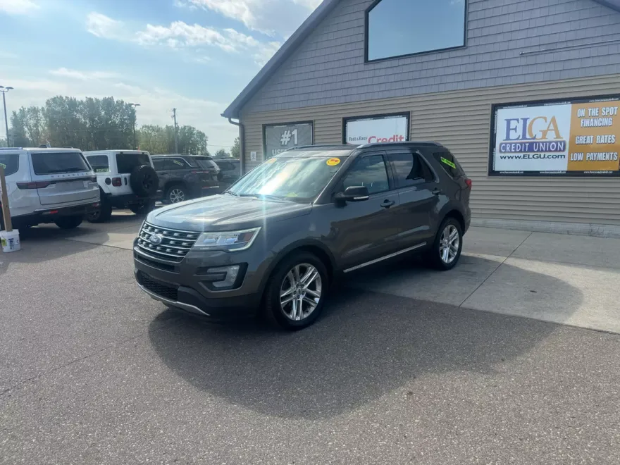 2016 Ford Explorer XLT photo 1