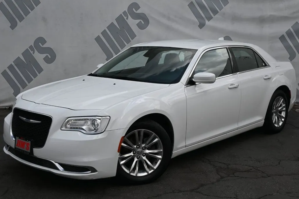 2020 Chrysler 300 Touring L photo 1
