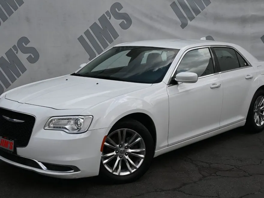 2020 Chrysler 300 Touring L photo 1