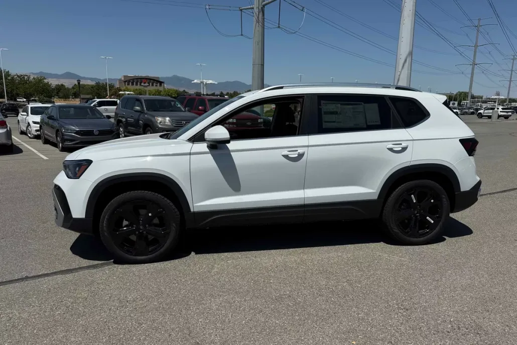 2025 Volkswagen Taos SEL photo 1