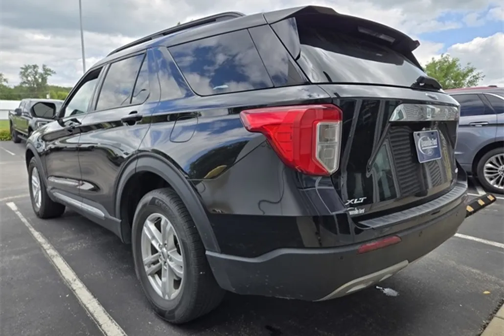 2023 Ford Explorer XLT photo 1