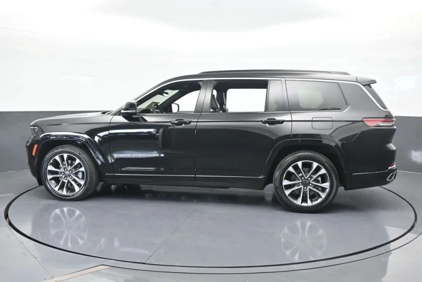 2024 Jeep Grand Cherokee Overland photo 1