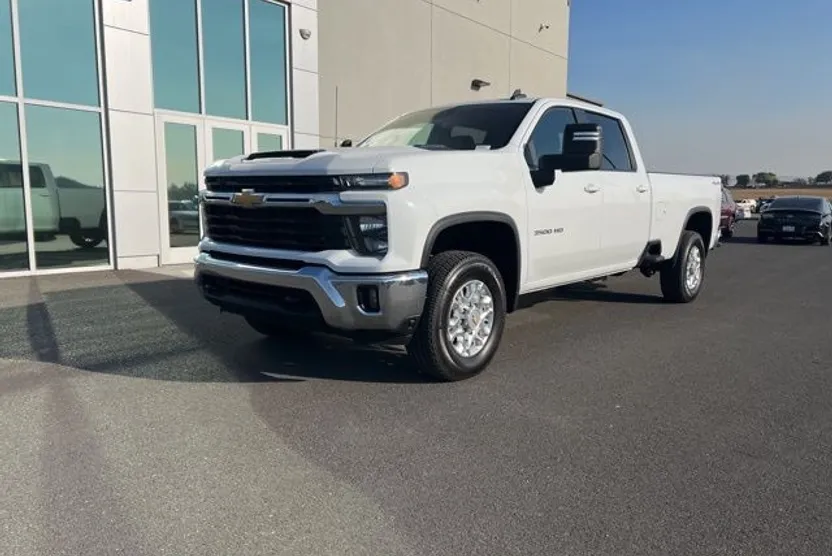 2024 Chevrolet Silverado 3500HD LT photo 1