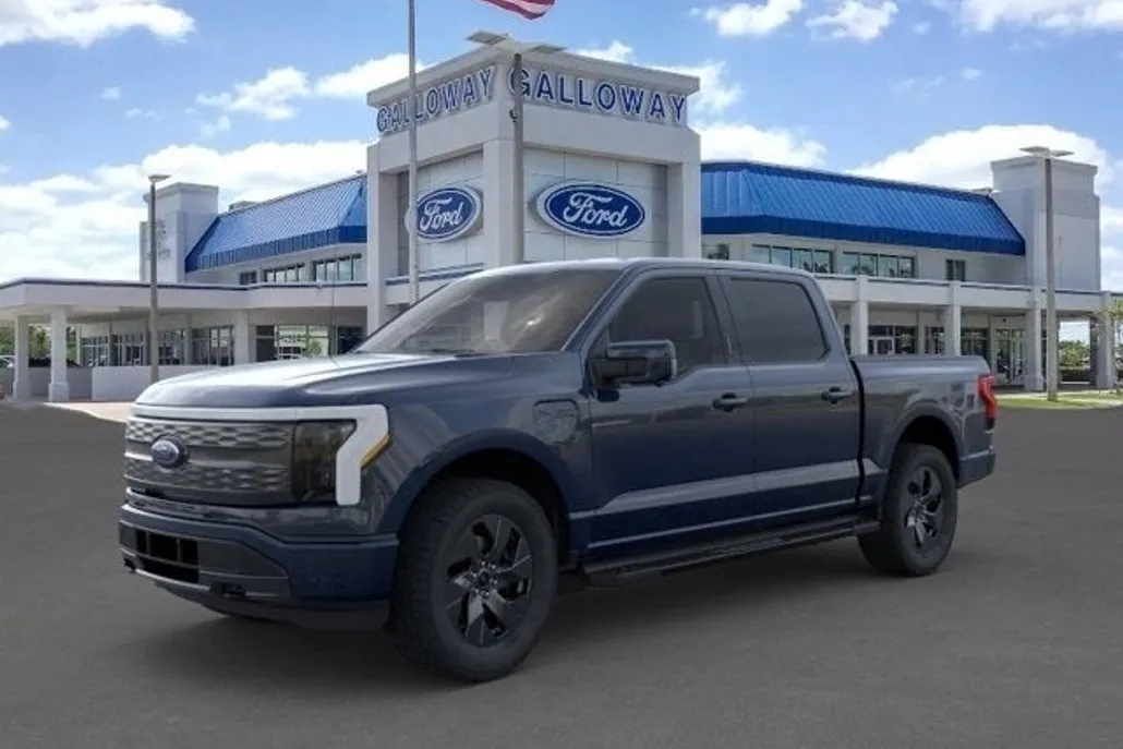 2023 Ford F-150 Lightning Lariat photo 1