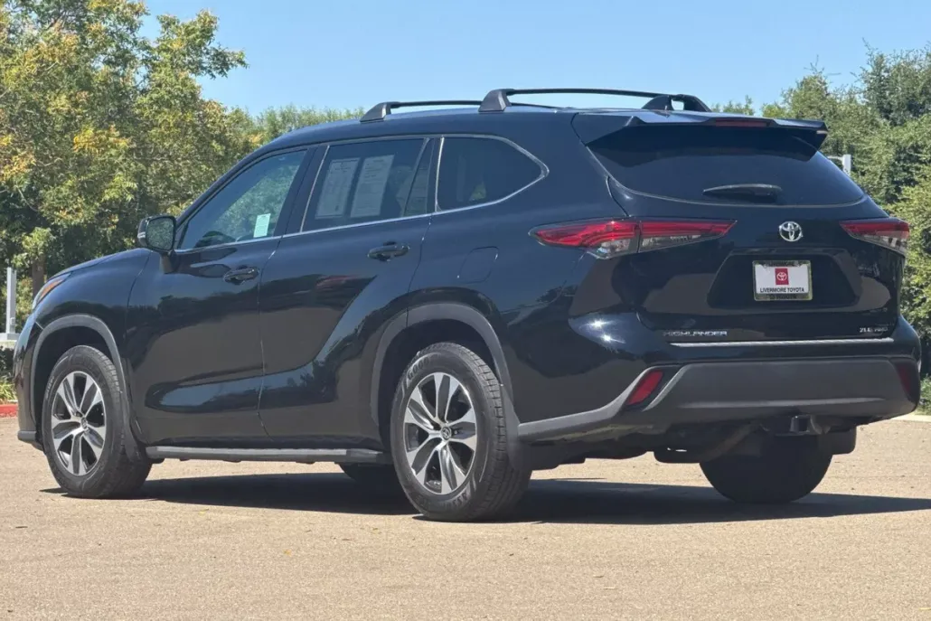 2021 Toyota Highlander XLE photo 1