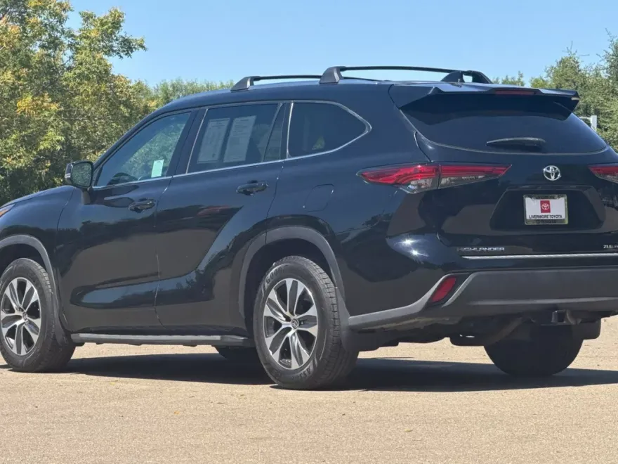 2021 Toyota Highlander XLE photo 1
