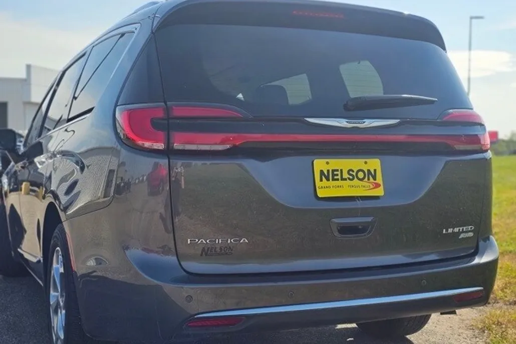 2021 Chrysler Pacifica Limited photo 1