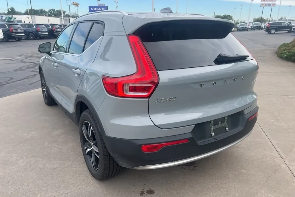 2025 Volvo XC40 Core photo 1