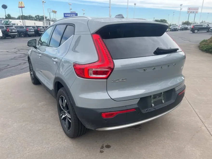 2025 Volvo XC40 Core photo 1