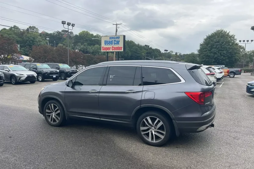 2016 Honda Pilot Touring photo 1