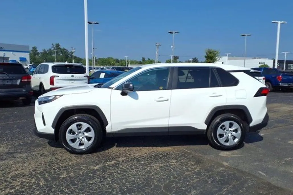 2023 Toyota RAV4 LE photo 1