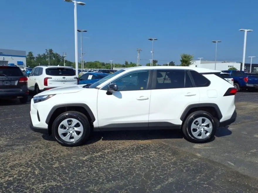 2023 Toyota RAV4 LE photo 1