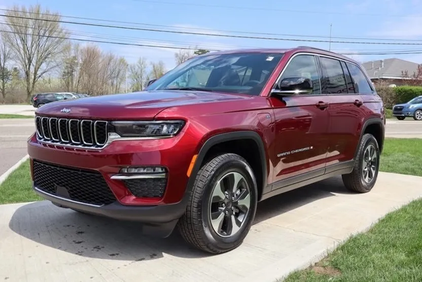 2025 Jeep Cherokee 4xe photo 1