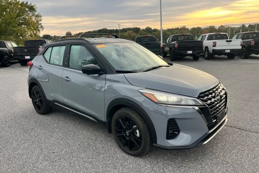 2024 Nissan Kicks SR photo 1