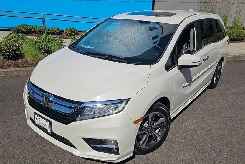 2019 Honda Odyssey Touring photo 1
