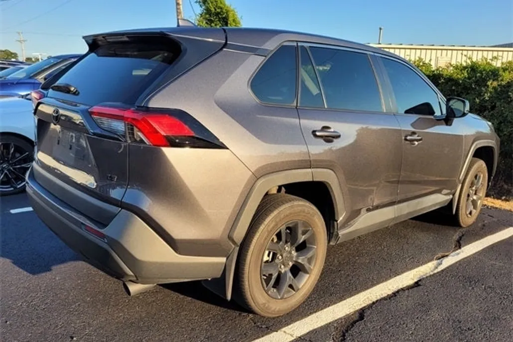 2022 Toyota RAV4 LE photo 1