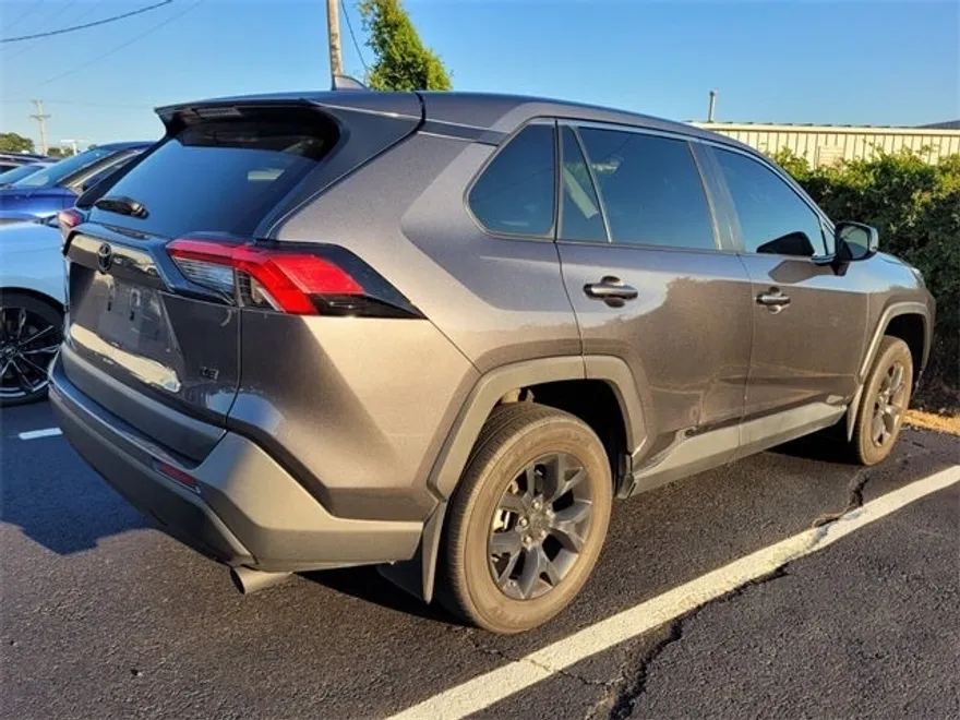2022 Toyota RAV4 LE photo 1