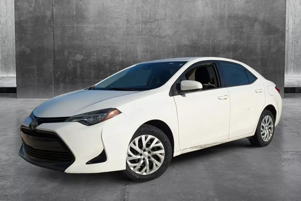2017 Toyota Corolla LE photo 1
