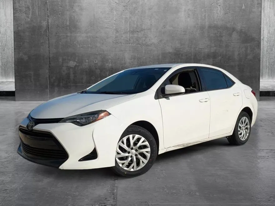 2017 Toyota Corolla LE photo 1