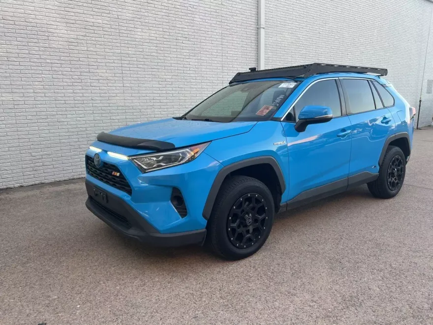 2021 Toyota RAV4 XLE photo 1