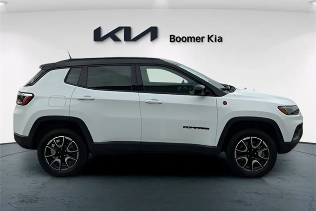 2024 Jeep Compass Trailhawk photo 1