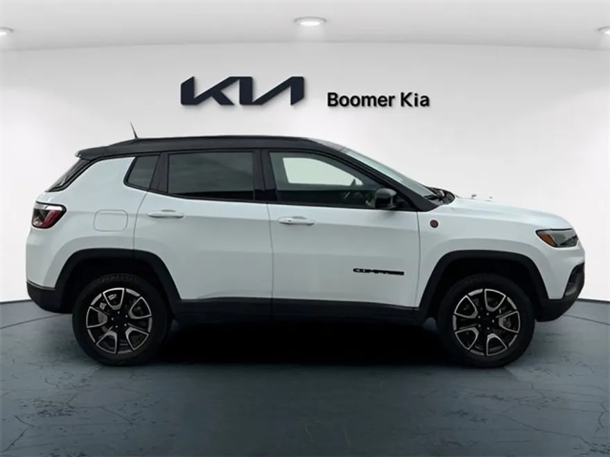 2024 Jeep Compass Trailhawk photo 1