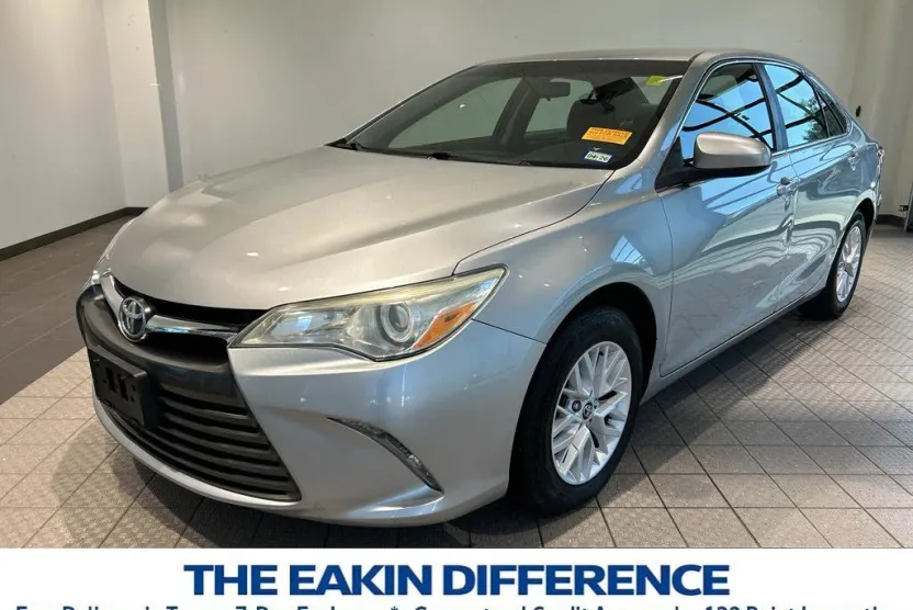 2016 Toyota Camry LE photo 1
