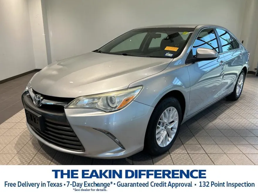 2016 Toyota Camry LE photo 1