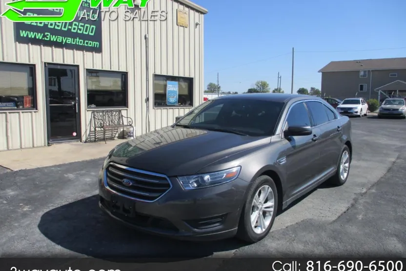 2015 Ford Taurus SEL photo 1