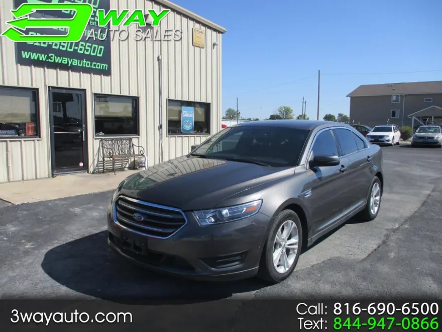 2015 Ford Taurus SEL photo 1