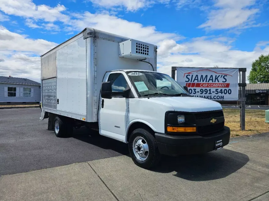 2015 Chevrolet Express Cutaway Van photo 1