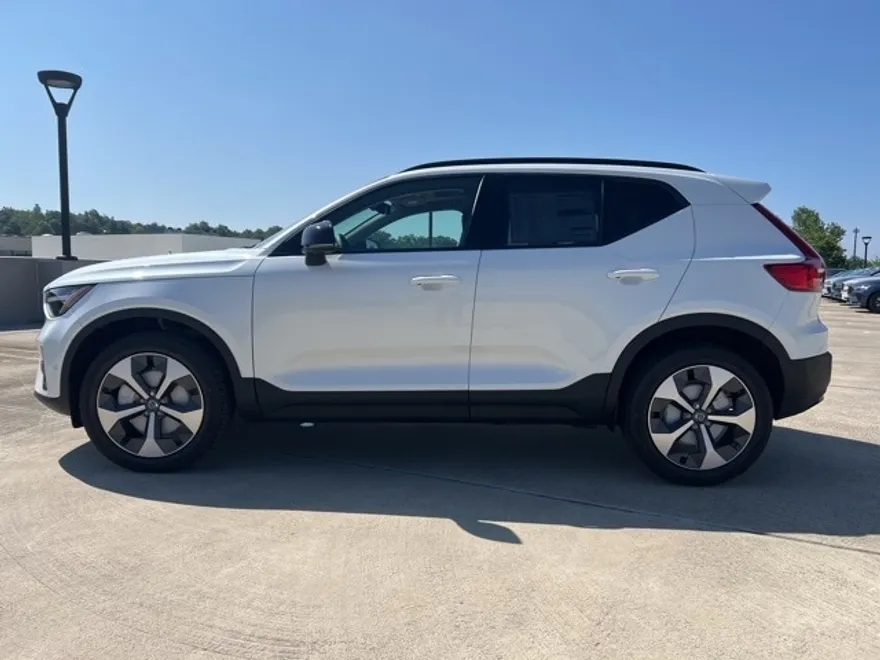 2026 Volvo XC40 Plus photo 1