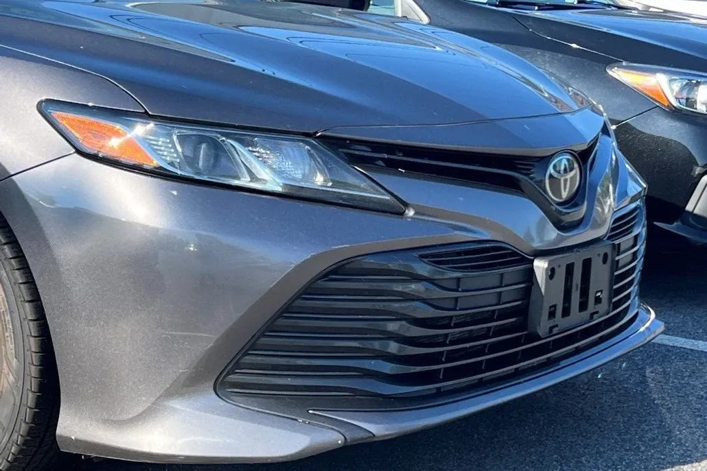 2018 Toyota Camry LE photo 1