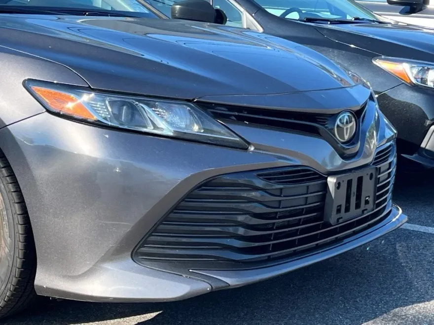2018 Toyota Camry LE photo 1