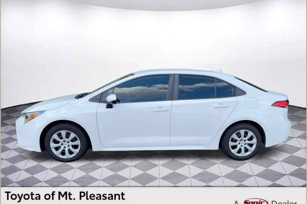 2022 Toyota Corolla LE photo 1