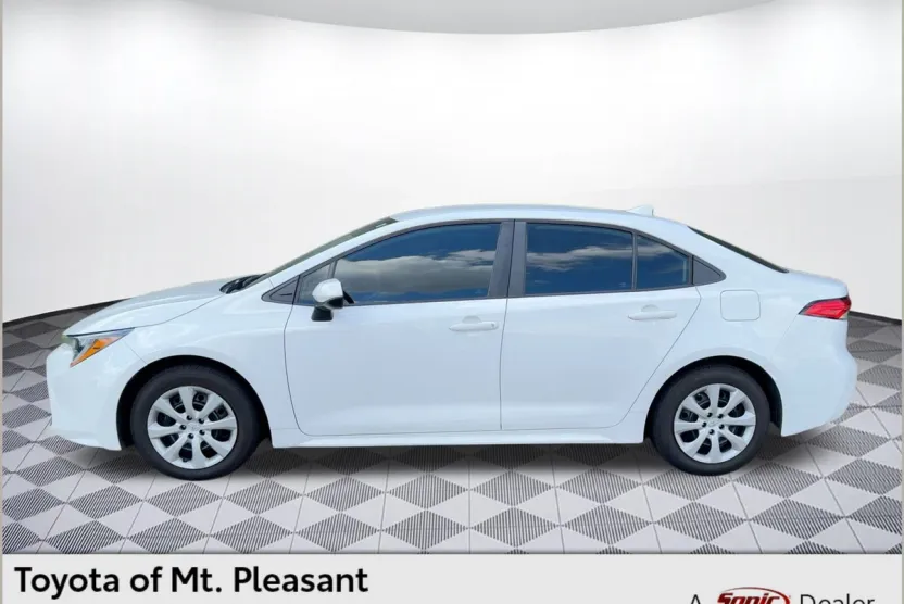 2022 Toyota Corolla LE photo 1