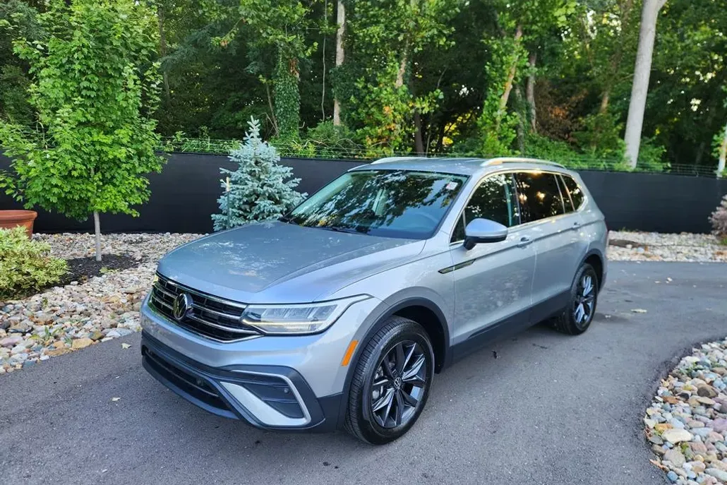 2023 Volkswagen Tiguan SE photo 1