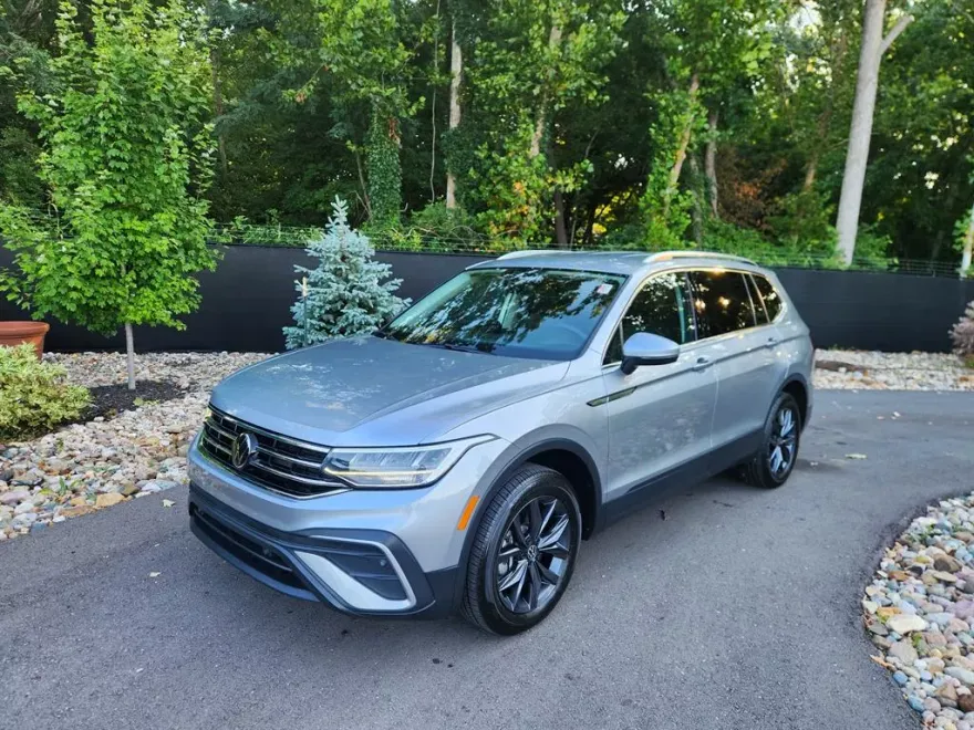 2023 Volkswagen Tiguan SE photo 1
