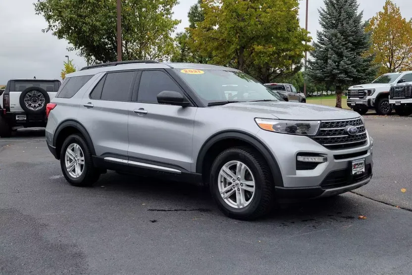 2021 Ford Explorer XLT photo 1