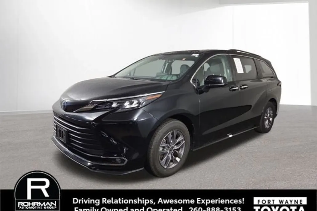 2024 Toyota Sienna XLE photo 1