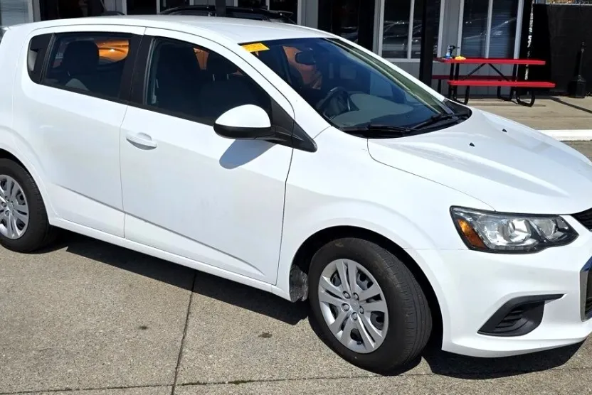 2017 Chevrolet Sonic LT photo 1