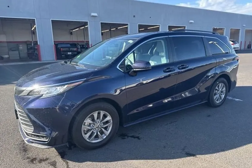 2022 Toyota Sienna LE photo 1