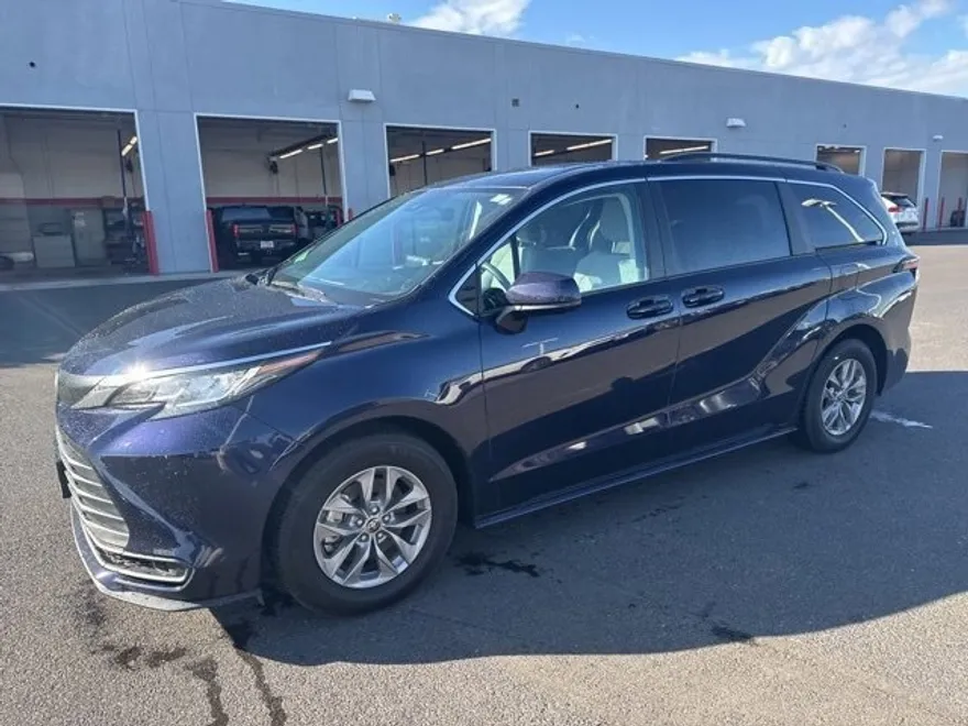 2022 Toyota Sienna LE photo 1