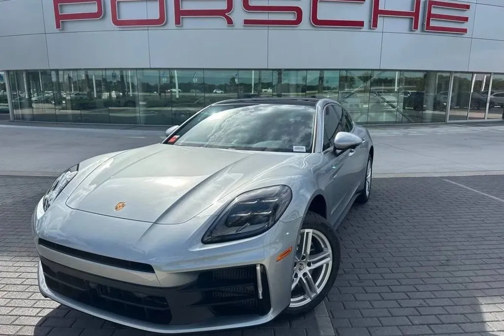 2025 Porsche Panamera 4 E-Hybrid photo 1