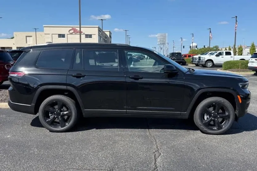 2025 Jeep Grand Cherokee Limited photo 1